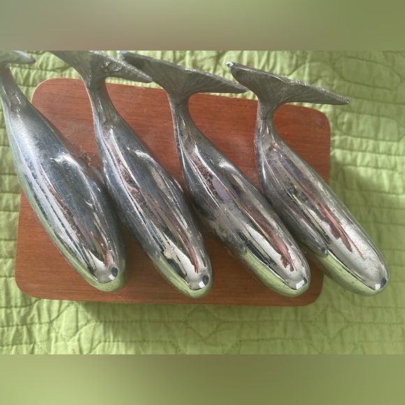 VINTAGE 4 SOLID STAINLESS STEEL SPERM WHALES ON WOODEN STAND-NAUTICAL DECOR - Picture 7 of 10